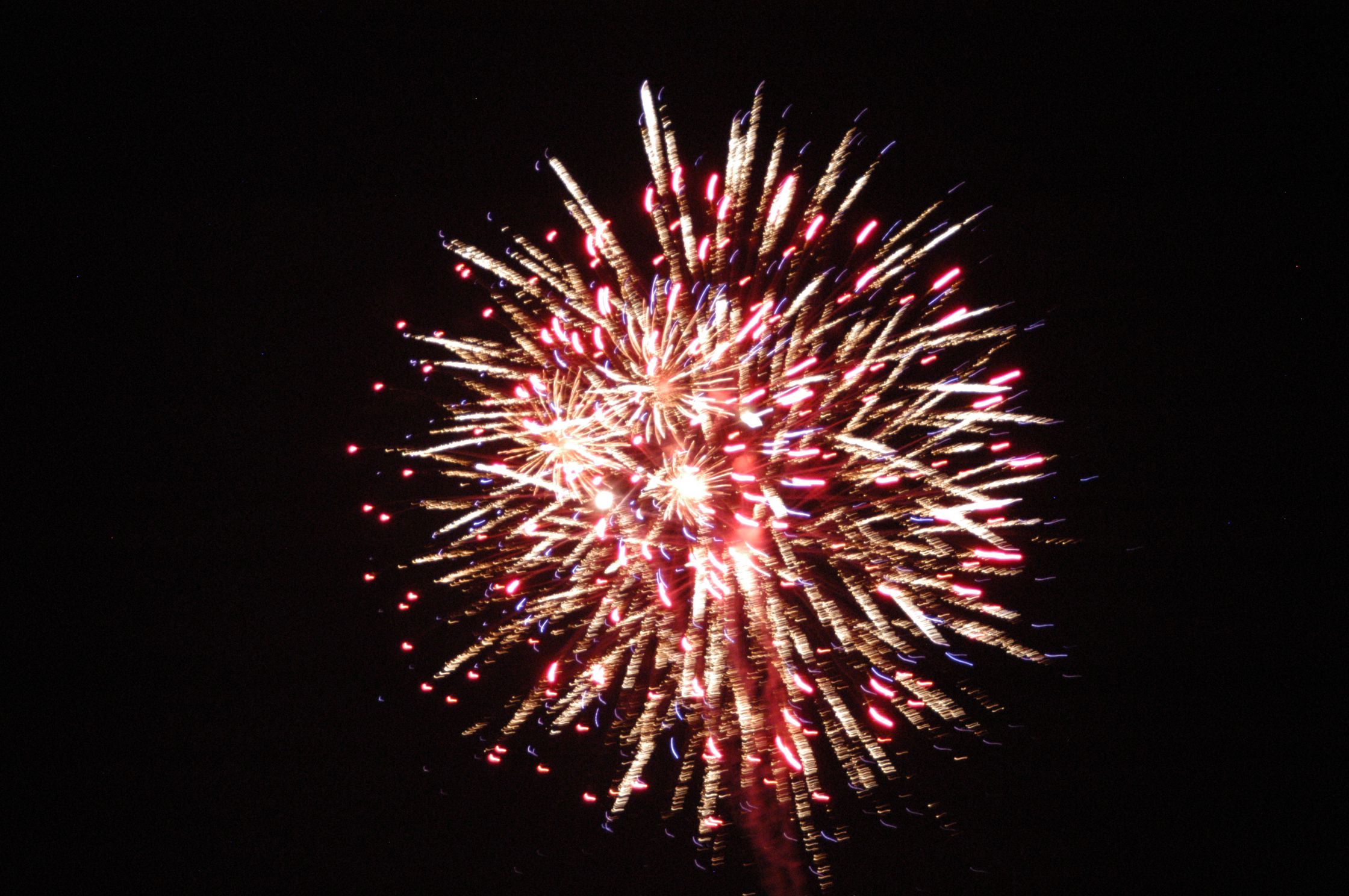 магазин фейерверков http://realpiro.ru/catalog/feyerverki_calyuty/