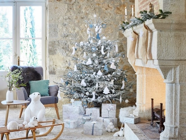 Synonyme De Fetes Et De Magie Le Sapin Trone Fierement